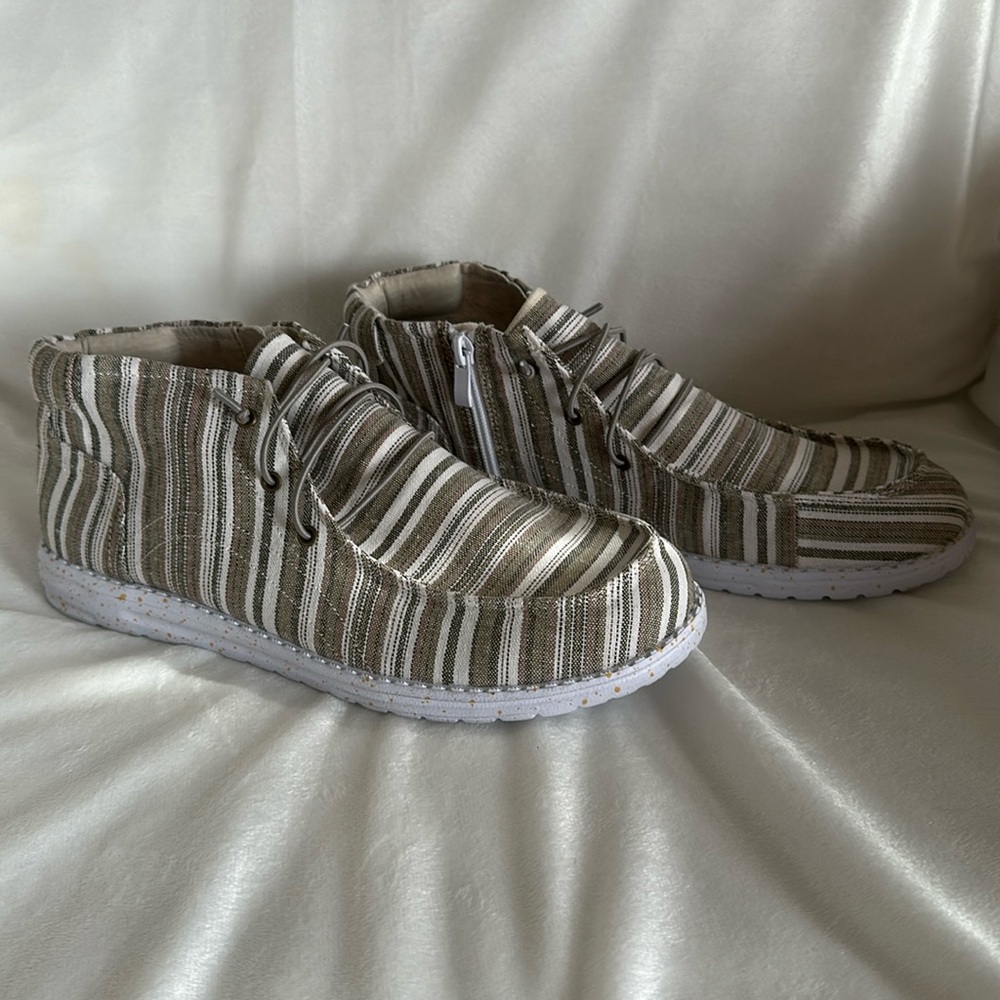 Canvas booties size 10 NWOT
